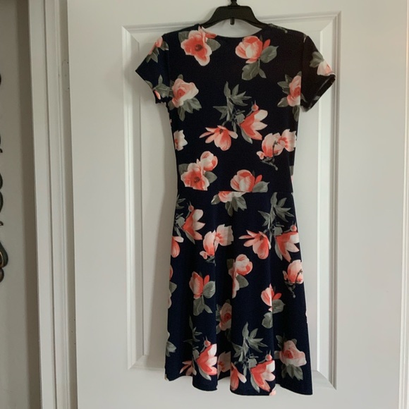 V Neck Short Sleeve Wrap Dress - Picture 4 of 9